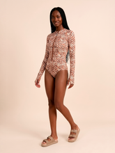 Lade das Bild in den Galerie-Viewer, Image 03: Uv Line Badeanzug Long Sleeve Swimsuit Macae Tie Dye Pitanga Upf50+
