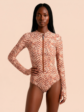 Lade das Bild in den Galerie-Viewer, Gallery: Uv Line Badeanzug Long Sleeve Swimsuit Macae Tie Dye Pitanga Upf50+

