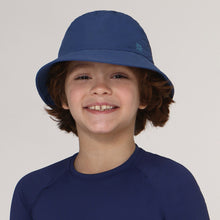 Lade das Bild in den Galerie-Viewer, Model Front: Uv Line Eimerhut Hat Basic Kids Inf Navy Blue Upf50+
