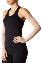 Lade das Bild in den Galerie-Viewer, Model Front: Uv Line Handschuhe Extra Long Gloves Uni Chocolate Upf50+
