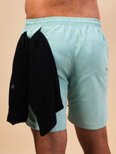 Lade das Bild in den Galerie-Viewer, Model Back: Uv Line Bermuda-Shorts Shorts Acqua Boxer Indigo Upf50+

