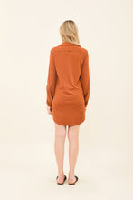Lade das Bild in den Galerie-Viewer, Model Back: Uv Line Hemdblusenkleid Shirtdress Copenhagen Caramelo Upf50+

