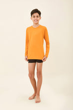 Lade das Bild in den Galerie-Viewer, Model Front: Uv Line Rashguard Longsleeve Uvpro Kids Orange Upf50+
