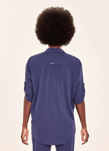 Lade das Bild in den Galerie-Viewer, Model Back: Uv Line Hemdblusenkleid Shirt Copa Navy Blue Upf50+
