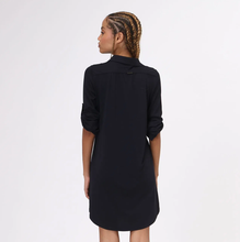 Lade das Bild in den Galerie-Viewer, Model Back: Uv Line Hemdblusenkleid Shirtdress Copenhagen Fem Black Upf50+

