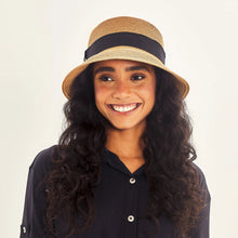 Lade das Bild in den Galerie-Viewer, Model Front: Uv Line Eimerhut Cap-Ferrat Kaki Upf50+
