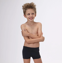 Lade das Bild in den Galerie-Viewer, Model Front: Uv Line Jungen-Badehose Sunga Kids Preto Upf50+
