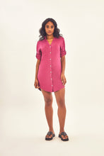 Lade das Bild in den Galerie-Viewer, Model Front: Uv Line Hemdblusenkleid Shirtdress Copenhagen Fem Fucsia Upf50+
