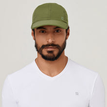 Lade das Bild in den Galerie-Viewer, Model Front: Uv Line Mützen Cap Uv Pro Masc Green Militar Upf50+
