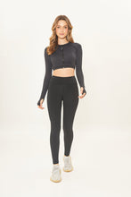 Lade das Bild in den Galerie-Viewer, Model Front: Uv Line Fitness-Shorts Legging Fit Aspen Black Upf50+
