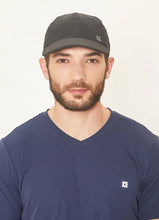 Lade das Bild in den Galerie-Viewer, Model Front: Uv Line Mützen Cap Uv Pro Masc Black Upf50+
