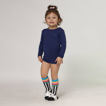 Lade das Bild in den Galerie-Viewer, Model Front: Uv Line Rashguard Longsleeve Baby Navy Blue Upf50+
