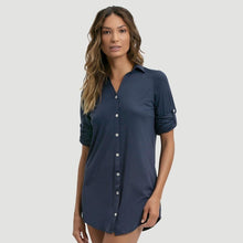 Lade das Bild in den Galerie-Viewer, Model Front: Uv Line Strandkleid Shirtdress Copenhagen Fem Navy Blue Upf50+
