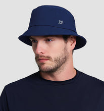 Lade das Bild in den Galerie-Viewer, Model Front: Uv Line Eimerhut Hat Toronto Colors Masc Navy Blue Upf50+
