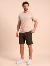 Lade das Bild in den Galerie-Viewer, Model Front: Uv Line Bermuda-Shorts Shorts New Fit Masc Brown Upf50+
