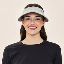 Lade das Bild in den Galerie-Viewer, Model Front: Uv Line Visor Visor Pontal Cinza Upf50+
