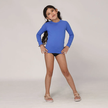 Lade das Bild in den Galerie-Viewer, Model Front: Uv Line Rashguard Camiseta Kids Uvpro Ml Azul Bic Upf50+
