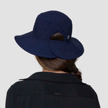 Lade das Bild in den Galerie-Viewer, Model Back: Uv Line Eimerhut Hat California Nac Fem Navy Blue Upf50+
