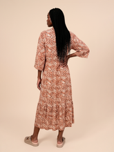 Lade das Bild in den Galerie-Viewer, Model Back: Uv Line Hemdblusenkleid Long Shirtdress Tie Dye Pitanga Upf50+
