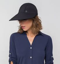 Lade das Bild in den Galerie-Viewer, Model Front: Uv Line Mützen Visor Capri Colors Nac Fem Black Upf50+

