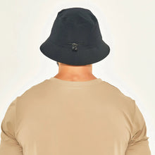 Lade das Bild in den Galerie-Viewer, Model Back: Uv Line Eimerhut Hat Toronto Colors Masc Black Upf50+
