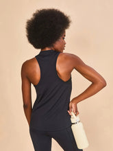 Lade das Bild in den Galerie-Viewer, Model Back: Uv Line Fitness-Top Regata Sport Color Fem Preto Upf50+
