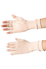 Lade das Bild in den Galerie-Viewer, Model Front: Uv Line Handschuhe Meduim Gloves Long Fingerss Uni Beige Upf50+
