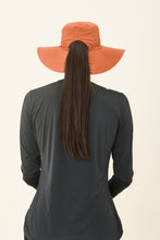 Lade das Bild in den Galerie-Viewer, Model Back: Uv Line Schlapphut San Diego Preto Caramelo Upf50+
