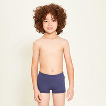Lade das Bild in den Galerie-Viewer, Model Front: Uv Line Jungen-Badehose Trunks Kids F Inf Navy Blue Upf50+
