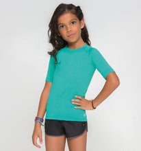 Lade das Bild in den Galerie-Viewer, Model Front: Uv Line Rashguard Kids Fpu50+ Uvpro Short Sleeve T-Shirt Mint Green Uv
