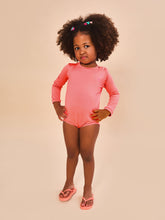 Lade das Bild in den Galerie-Viewer, Model Front: Uv Line Baby-Bademode Baby Longsleeve Swimsuit Coral Upf50+
