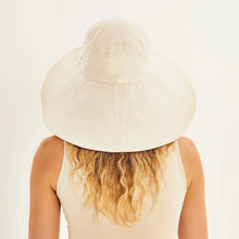 Lade das Bild in den Galerie-Viewer, Model Back: Uv Line Schlapphut Beverly Hills Areia Upf50+
