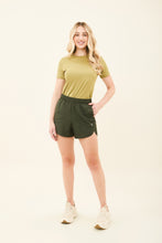 Lade das Bild in den Galerie-Viewer, Model Front: Uv Line Fitness-Shorts Short Race Verde Militar Upf50+
