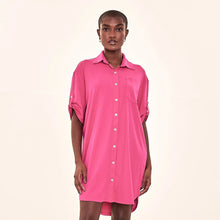 Lade das Bild in den Galerie-Viewer, Model Front: Uv Line Hemdblusenkleid Shirtdress Copenhagen Cherry Hot Pink Upf50+
