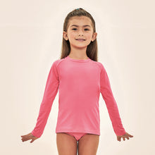 Lade das Bild in den Galerie-Viewer, Model Front: Uv Line Rashguard Acqua Qr Code Chiclete Fluor Upf50+
