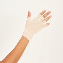 Lade das Bild in den Galerie-Viewer, Model Back: Uv Line Handschuhe Meduim Gloves Long Fingerss Uni Beige Upf50+
