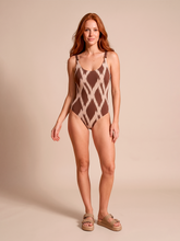 Lade das Bild in den Galerie-Viewer, Model Front: Uv Line Badeanzug Swimsuit Ibiza Diamond Upf50+
