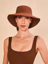 Lade das Bild in den Galerie-Viewer, Model Front: Uv Line Eimerhut Hat California Fem Cognac Upf50+
