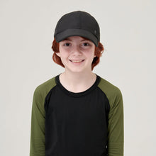 Lade das Bild in den Galerie-Viewer, Model Front: Uv Line Mützen Cap Teens Colors Inf Black Upf50+
