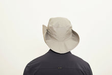 Lade das Bild in den Galerie-Viewer, Model Back: Uv Line Schlapphut Hat Safari L Masc Sand Upf50+
