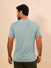 Lade das Bild in den Galerie-Viewer, Model Back: Uv Line T-Shirts Für Herren T-Shirt New Fit Masc Verde Agua Upf50+
