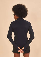 Lade das Bild in den Galerie-Viewer, Model Back: Uv Line Rashguard Jacket Fem New Fit Black Upf50+
