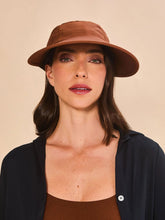 Lade das Bild in den Galerie-Viewer, Model Front: Uv Line Mützen Visor Capri Colors Nac Fem Coniac Upf50+
