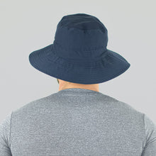 Lade das Bild in den Galerie-Viewer, Model Back: Uv Line Eimerhut Hat Australia Nac Masc Navy Blue Lead Upf50+
