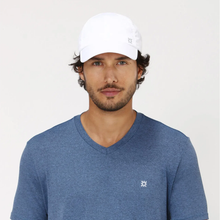 Lade das Bild in den Galerie-Viewer, Model Front: Uv Line Mützen Cap Uv Pro Masc White Upf50+
