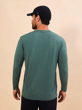 Lade das Bild in den Galerie-Viewer, Model Back: Uv Line Rashguard Longsleeve New Fit Textura Masc Verde Jade Upf50+

