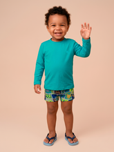 Lade das Bild in den Galerie-Viewer, Model Front: Uv Line Rashguard Longsleeve Baby Green Sea Upf50+
