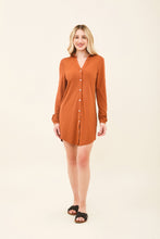 Lade das Bild in den Galerie-Viewer, Model Front: Uv Line Hemdblusenkleid Shirtdress Copenhagen Caramelo Upf50+

