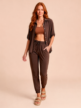 Lade das Bild in den Galerie-Viewer, Model Front: Uv Line Hemdblusenkleid Shirt Copa Brown Upf50+

