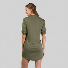 Lade das Bild in den Galerie-Viewer, Model Back: Uv Line Strandkleid Shirtdress Copenhagen Verde Militar Upf50+
